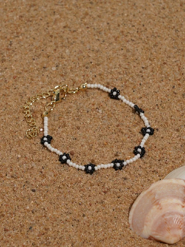 Flower black and white beaded bracelet